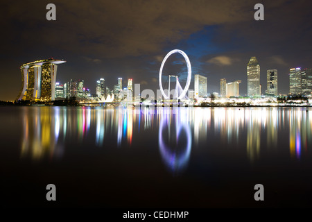 La città di Singapore, Singapore - 3 February, 2012: guardando attraverso il Marina Bay a Singapore il distretto centrale degli affari di notte. Foto Stock