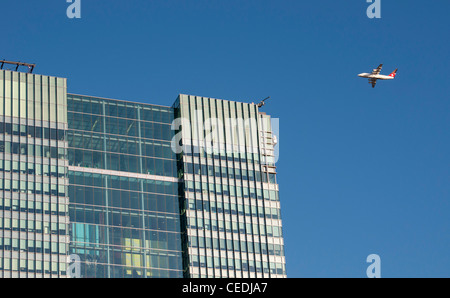 British Aerospace Avro aereo di linea e la Barclays Bank HQ a uno Churchill Place, Canary Wharf, Docklands, London, Regno Unito Foto Stock