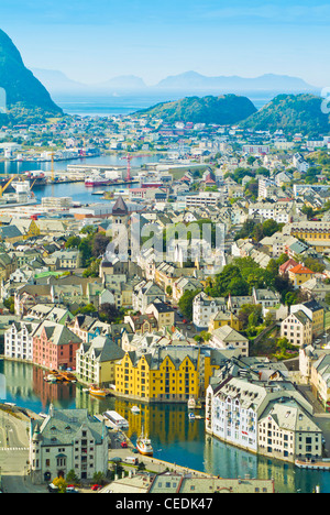 Alesund con Vista su Brosundet e la città di Alesund da Fjellstora il Lodge sul punto di vista di Aklsa Più e Romsdal Norvegia Europa Foto Stock