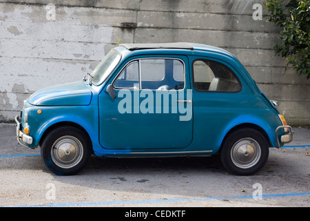 Classic Fiat 500 per le strade di Roma Italia Foto Stock