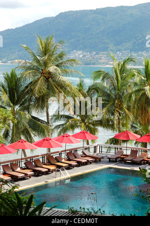 Piscina presso l'hotel di lusso con vista sulla spiaggia di Patong, Phuket, Tailandia Foto Stock