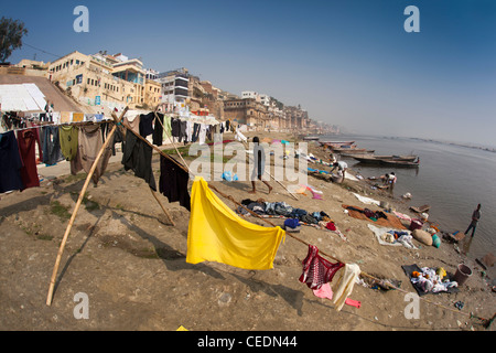 India, Uttar Pradesh, Varanasi, Dhobi Ghat, servizio lavanderia lavato nel fiume Gange, poi essiccato su riverbank Foto Stock