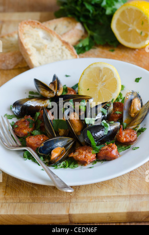 Le cozze e il Chorizo in salsa di vino bianco Foto Stock