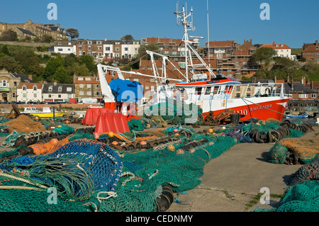 Reti che asciugano sulla banchina accanto alla barca da pesca in Il porto Whitby North Yorkshire Inghilterra Regno Unito GB Gran Bretagna Foto Stock