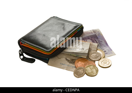 Primo piano di borsetta in pelle con sterline inglesi in denaro soldi cinque dieci e venti libbre banconote e monete su uno sfondo bianco Foto Stock