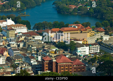 Vista a est del lago e la regina Bianca's Hotel (sinistra) & 'Kandy City Centre' complesso per lo shopping (centro), Kandy, Sri Lanka, Asia Foto Stock