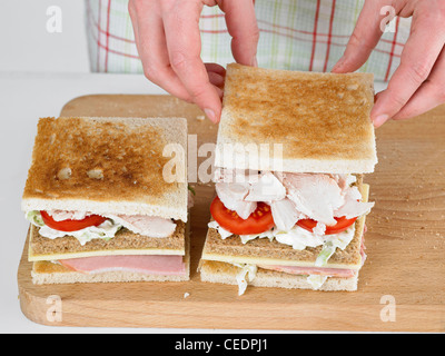 La realizzazione di un club sandwich Foto Stock