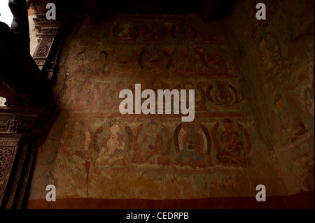 X secolo i murali dell'antico monastero di Alchi in un villaggio al di là di Leh, Ladakh Foto Stock