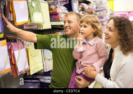 Famiglia con bambina acquistare biancheria in supermercato Foto Stock