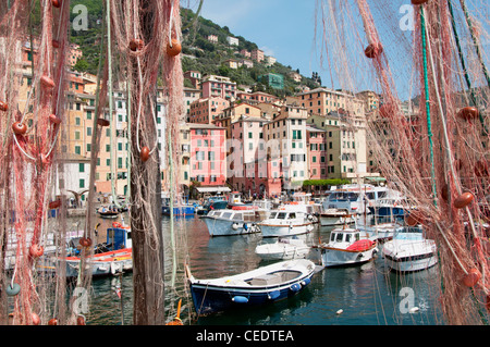 L'Italia, Liguria, Camogli, porto con barche da pesca e reti Foto Stock