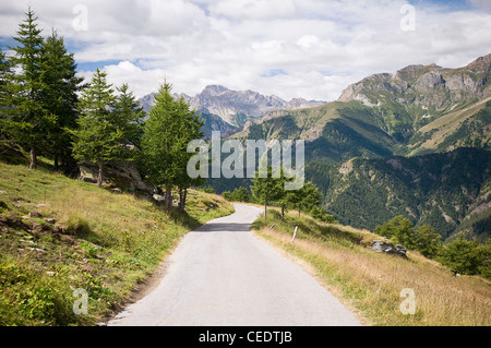 L'Italia, Piemonte, la provincia di Cuneo, Valle Maira, tarmaced road in montagna Foto Stock