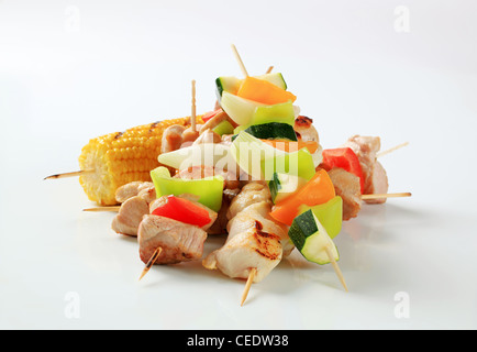 La carne di maiale e di pollo e spiedini di verdure Foto Stock