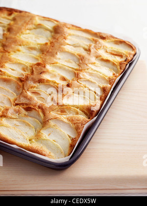 Toffee torta di mele sul vassoio da forno Foto Stock