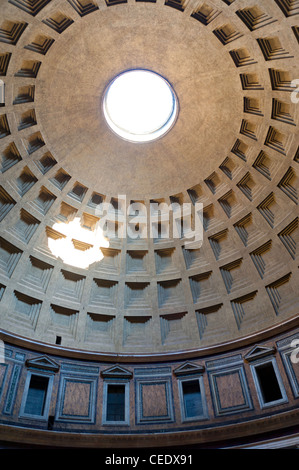 All'interno del Pantheon romano Roma Italia Foto Stock