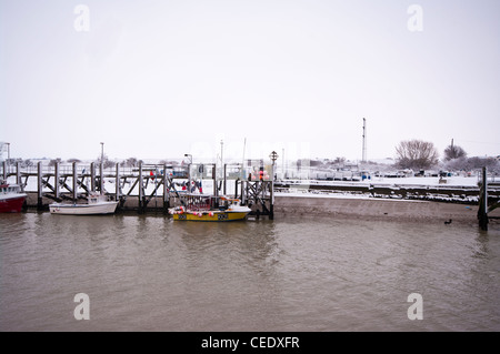 Barche da pesca Ormeggiato sul fiume Rother Segala Harbor East Sussex Regno Unito durante l inverno dopo la nevicata Foto Stock