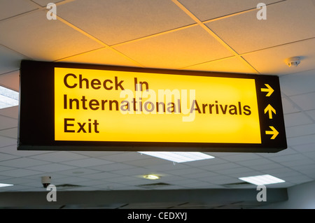 Segno in aeroporto per il Check In, arrivi internazionali e uscire Foto Stock