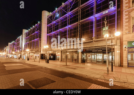 Westfield: Castlecourt Shopping Centre, Belfast, durante la notte, ha recentemente venduto a Hermes real estate in un £400m trattativa. Foto Stock