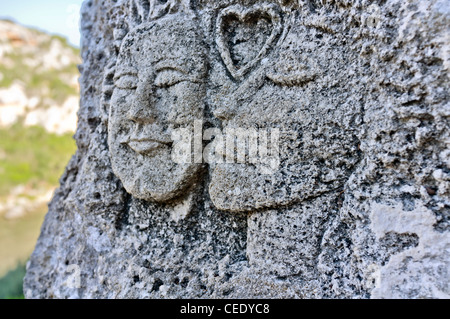 Il carving all'entrata di una caverna costiera sull'isola spagnola di Minorca Foto Stock