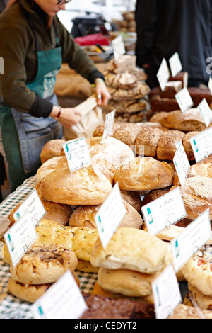 Pressione di stallo di pane Richmond farmers market Foto Stock