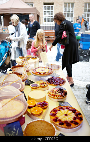 Pressione di stallo di torta Richmond farmers market Foto Stock