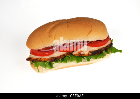 Affettato rotisserie cotte e fette di pollo sub sandwich con lattuga, pomodoro e cipolla rossa in pane su sfondo bianco ritaglio. Foto Stock