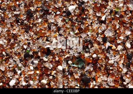 I frammenti di vetro sulla spiaggia di Kauai con vecchi pezzi di bottiglie Foto Stock