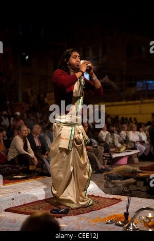 India, Uttar Pradesh, Varanasi, Dasaswamedh Ghat, Ganga Aarti vedica cerimonia puja sacerdote soffia corno della shell Foto Stock