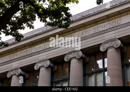 Un colpo angolato di lettere "LANGDELL HALL Harvard Law school' sulla facciata della HLS libreria principale di Cambridge, MA. Foto Stock