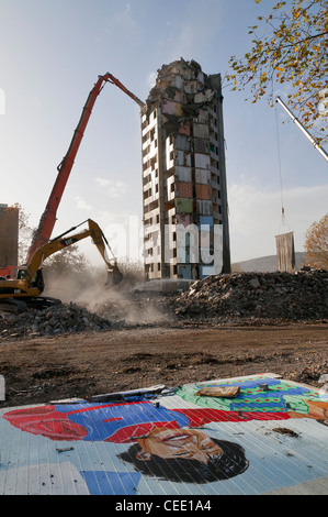 Tre escavatori in azione su un edificio sito di demolizione di HLM edificio, Francia Foto Stock