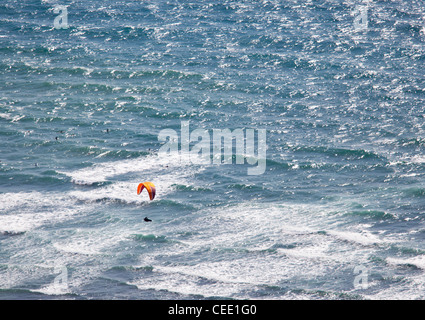 Vista aerea del deltaplano su terreni sconnessi Oceano Hawaii Foto Stock