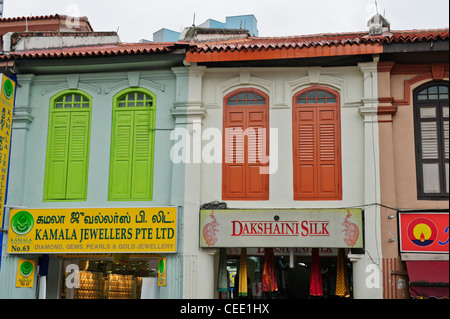 Persiane colorate, Little India di Singapore. Foto Stock