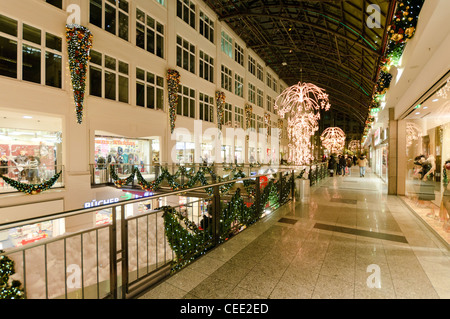 Decorazioni di Natale, il mercatino di Natale in Goethe-Galerie shopping centre, Jena, Turingia, Germania, Europa Foto Stock