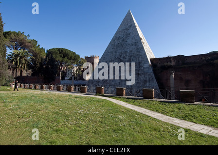 Caio Cestio la piramide visto dal Cimitero Acattolico di Roma, Roma, Lazio, Italia Foto Stock