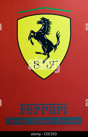 Rosso Ferrari bandiera con la Scuderia Ferrari racing logo dello schermo Foto Stock