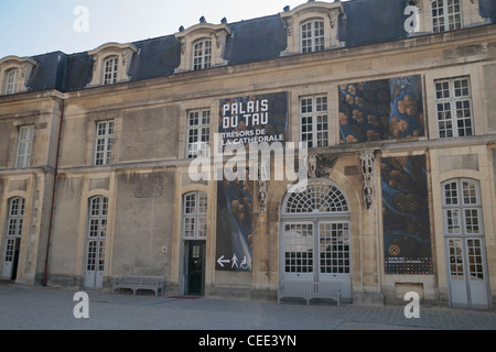 L'ingresso alla Tresors de la Cathedrale, Palais du Tau in Reims, Champagne-Ardenne, Francia. Foto Stock