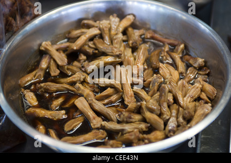 Una ciotola di anatre cotte Tongues al mercato alimentare fresco di Tor Kor vicino a Chatuchak Bangkok - un esempio dello strano o strano cibo mangiato dalla gente Foto Stock