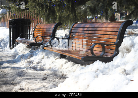 Due di legno panchine nella neve Foto Stock