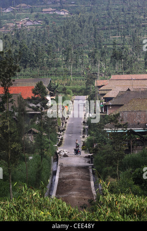 Strada del villaggio sul Monte Merapi Yogyakarta Indonesia Java centrale Sudest Asiatico agricoltura cultura giavanese città Foto Stock