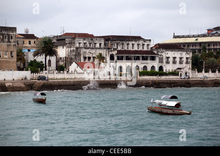 Vecchi edifici di pietra del porto della città e di fronte al mare isola di Zanzibar, Tanzania Foto Stock