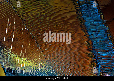 Gocce d'acqua cadono da una barca a vela scafo dopo un lavaggio a pressione. L'acqua ha creato un incredibile abstract di luce colore e movimento Foto Stock