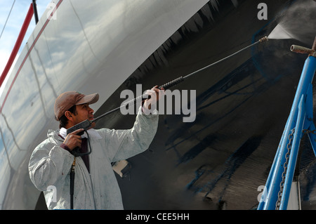 Lavaggio a pressione di una barca a vela Foto Stock