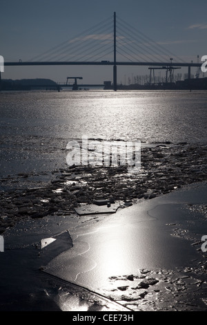 Stralsund, Blick vom Stadthafen zur neuen Rügenbrücke im Winter, darunter Ziegelgrabenbrücke Foto Stock