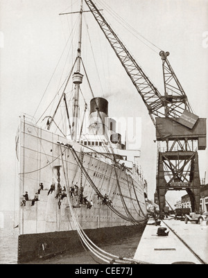 L'RMS Mauritania inserito e vengono puliti. Dalla storia di 25 anni densi di eventi in immagini, pubblicato 1935. Foto Stock