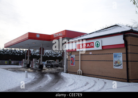 Totale di benzina e il piazzale antistante la stazione con supermercato SPAR su un giorno gli inverni di Nottingham England Regno Unito Foto Stock