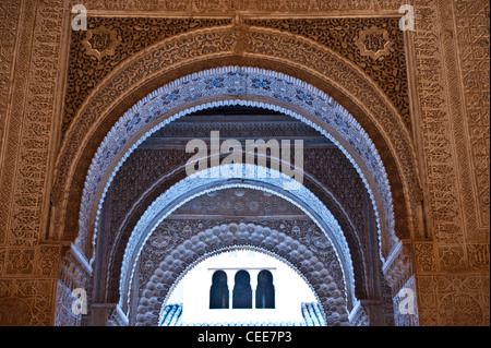 Archi scolpiti nei palazzi Nasrid dell'Alhambra di Granada, Andalusia, Spagna Foto Stock