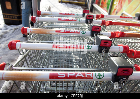 EUROSPAR SPAR a gettone carrelli della spesa al di fuori di un supermercato England Regno Unito Foto Stock