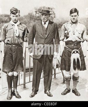 Sir Ernest Henry Shackleton visto qui con i due boy scout, Norman Mooney (sinistra) e James William Slessor Marr (destra) Foto Stock
