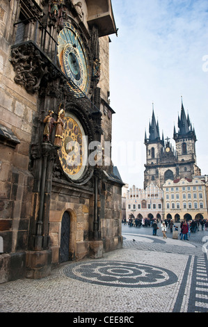 Vista l'orologio astronomico e la chiesa di Tyn in Piazza della Città Vecchia, Staré Mesto, Praga, Repubblica Ceca Foto Stock