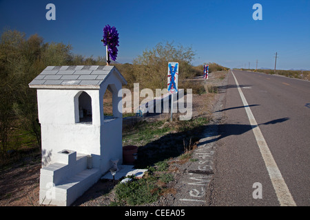 Un santuario al lato di una strada a Tohono O'odham indiano prenotazione. Foto Stock