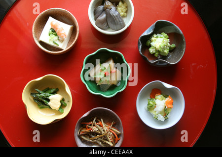 Varietà di bocce preparato autentica cucina Giapponese sottaceti piatti di verdure, pesce rosso lacca tofu vassoio daikon zenzero aubergine Foto Stock